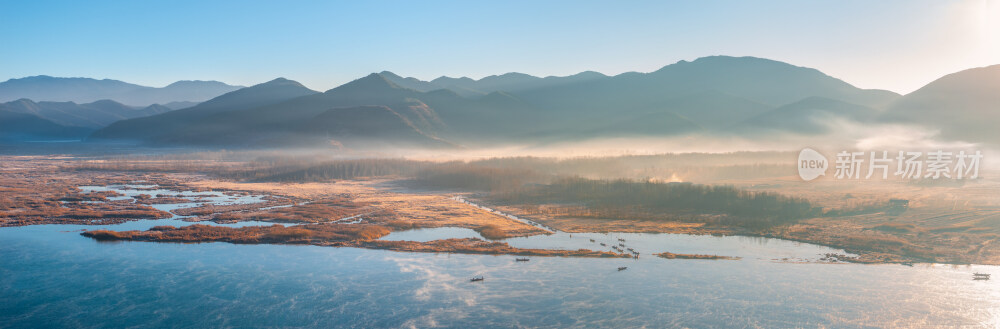 航拍晨光中的云南泸沽湖山水风景