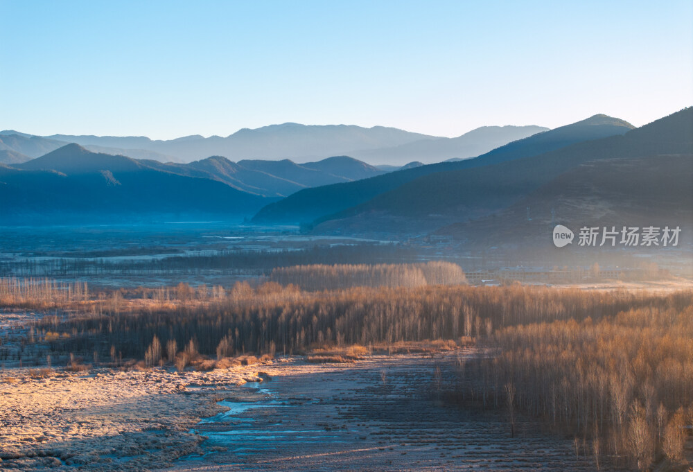 航拍晨光中的泸沽湖畔山景