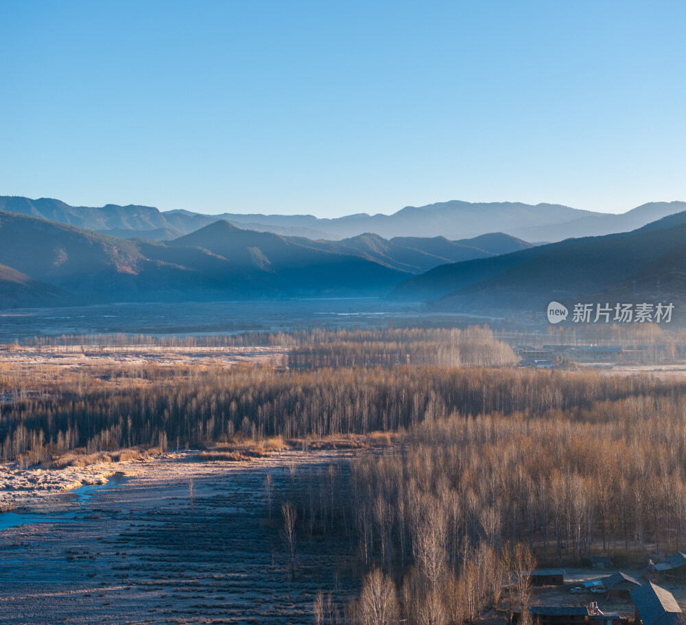 航拍晨光中的泸沽湖畔山景