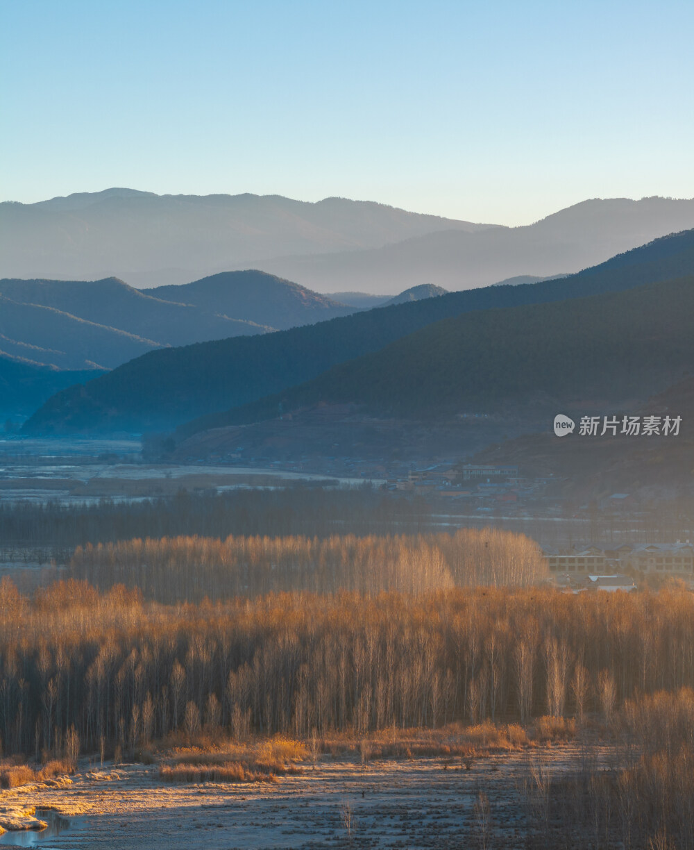 航拍晨光中的泸沽湖畔山景