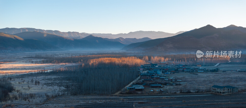 航拍晨光中的泸沽湖畔山景
