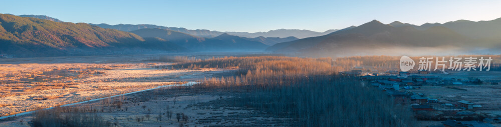 航拍晨光中的泸沽湖畔山景