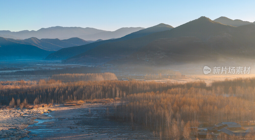航拍晨光中的泸沽湖畔山景