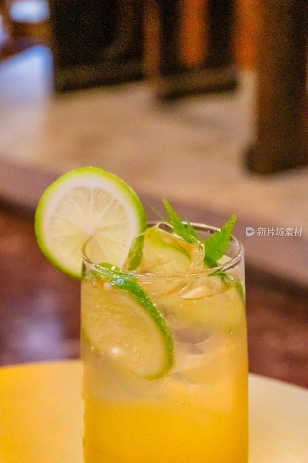 百香果菠萝汁汽水