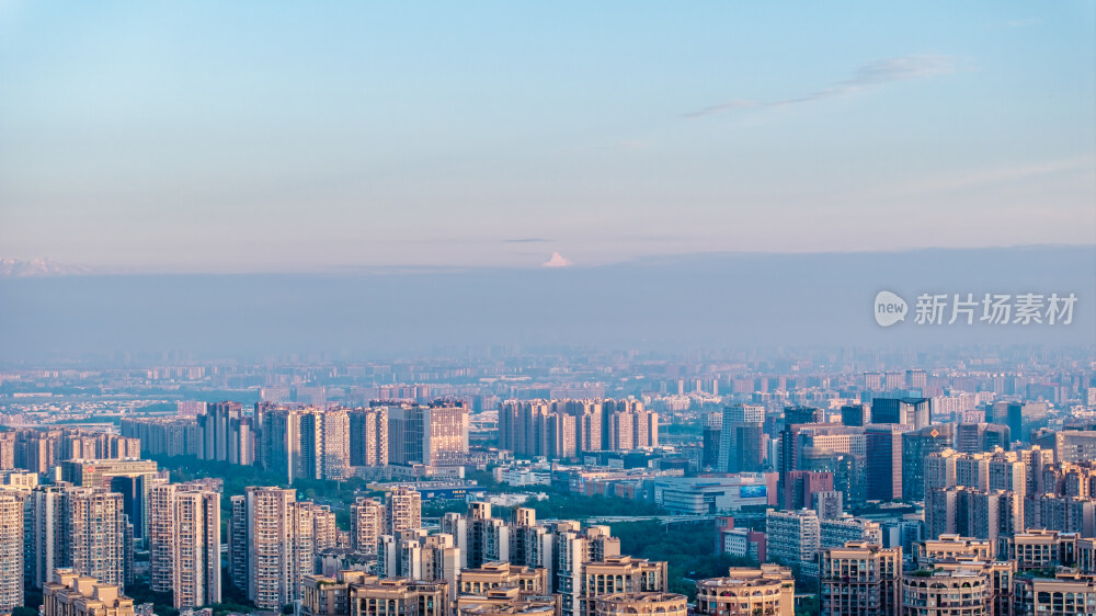 成都主城区与远处川西的雪山