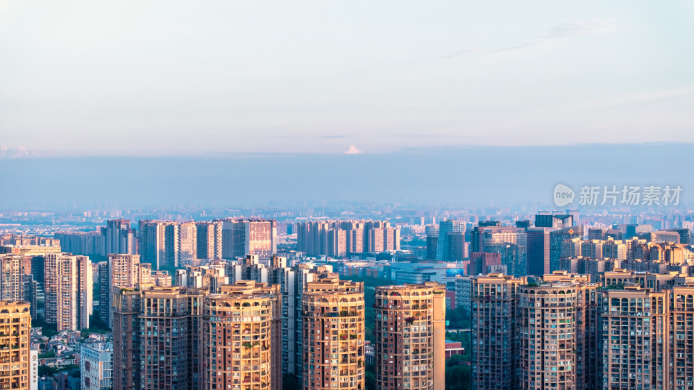 成都主城区与远处川西的雪山