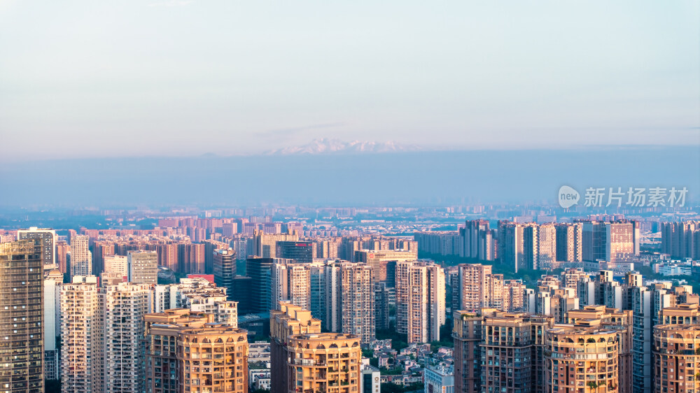 成都主城区与远处川西的雪山