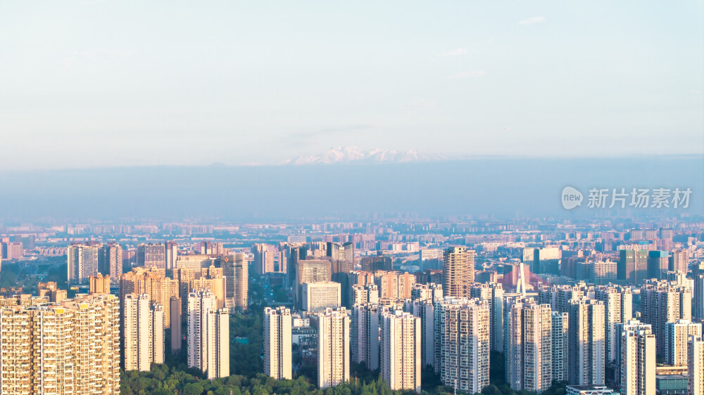 成都主城区与远处川西的雪山