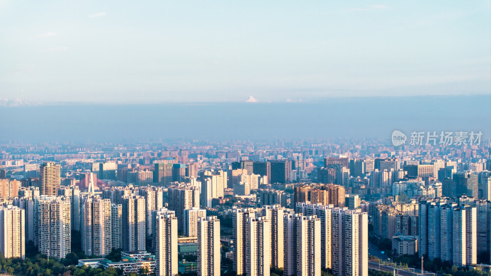 成都主城区与远处川西的雪山