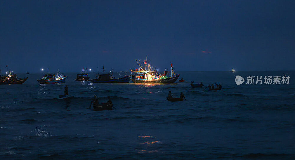 夜幕中的海上渔船