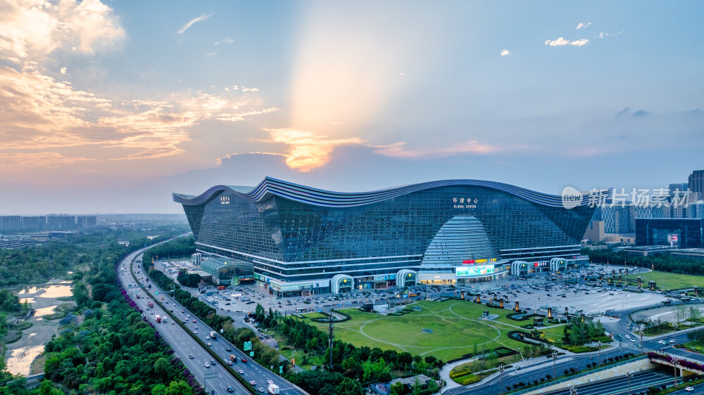成都高新区地标建筑环球中心傍晚城市风光