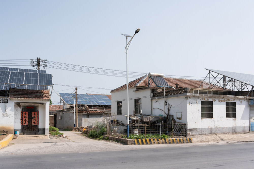 北方乡村带太阳能板的民居