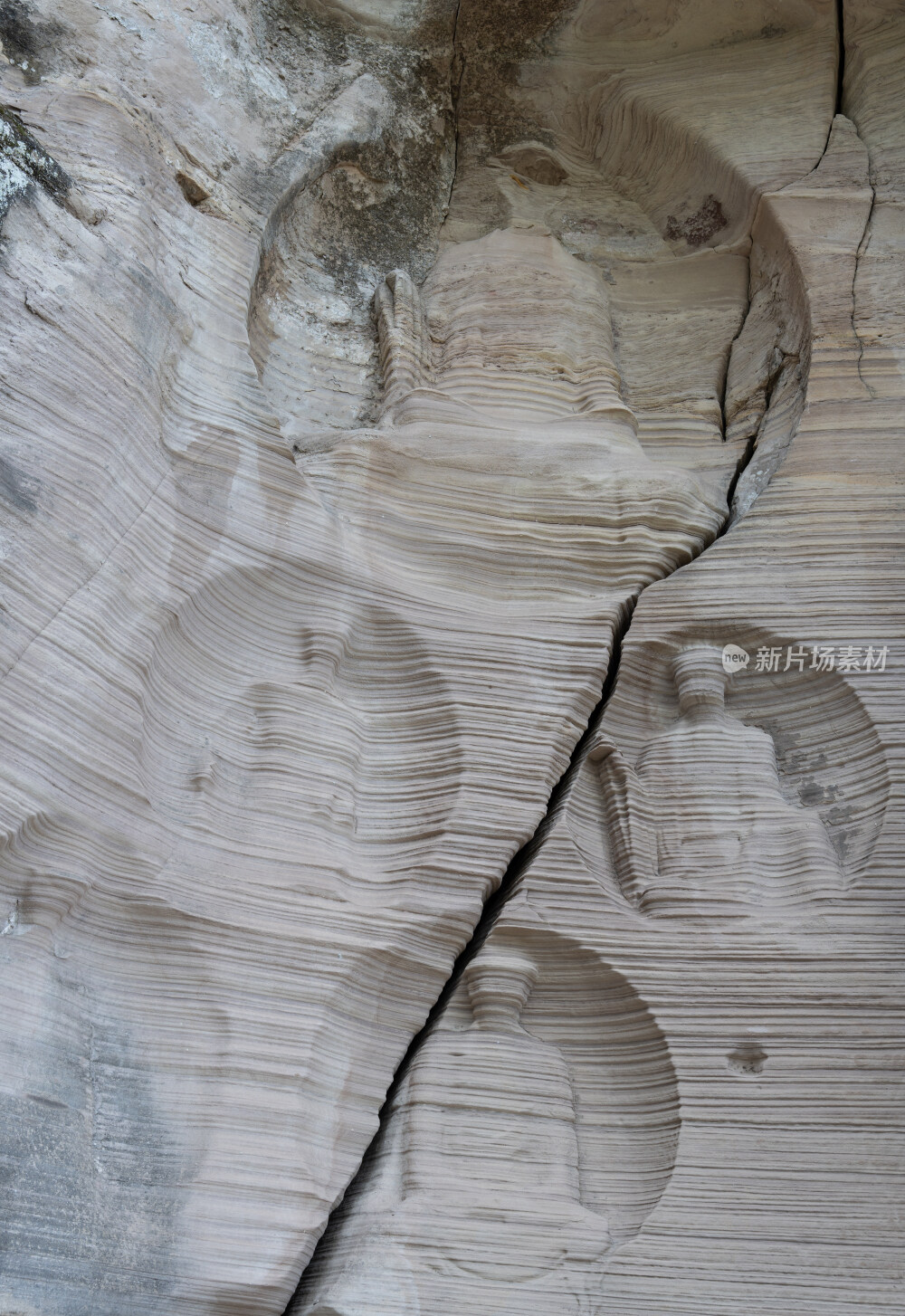 安岳石刻茗山寺石壁上风化的石像