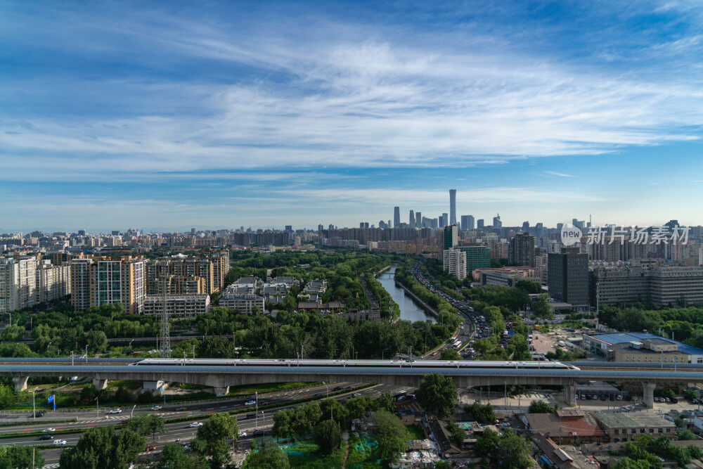 北京蓝天白云下的国贸建筑群
