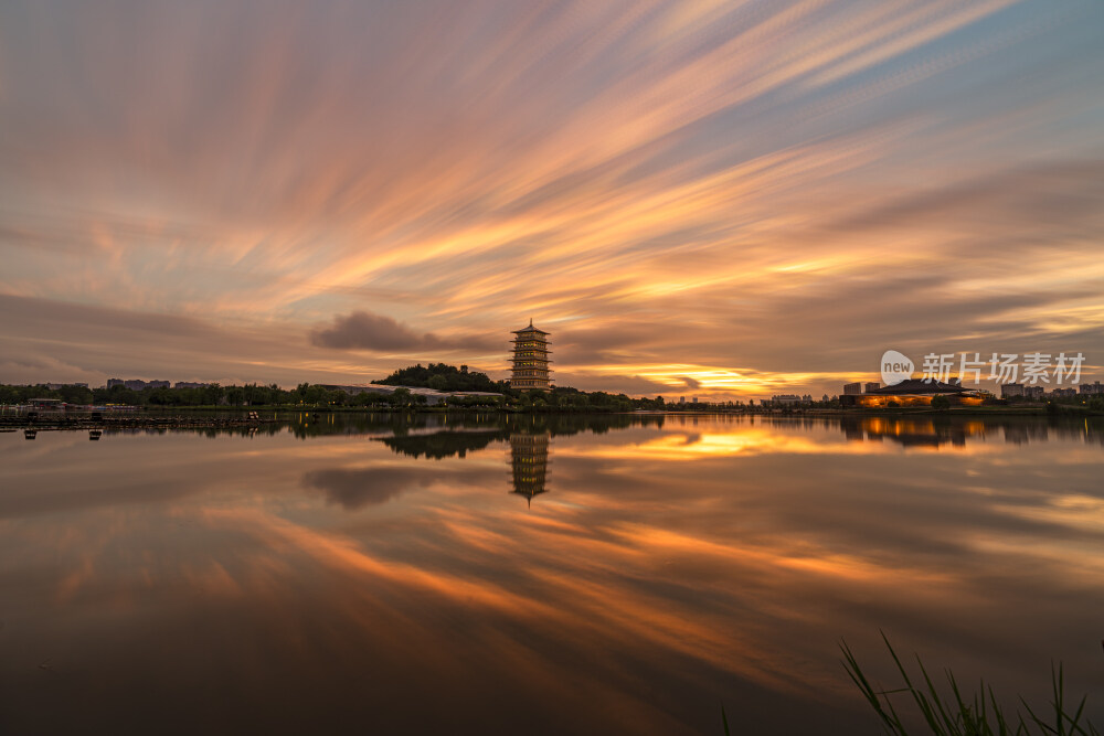 西安世博园长安塔日落火烧云