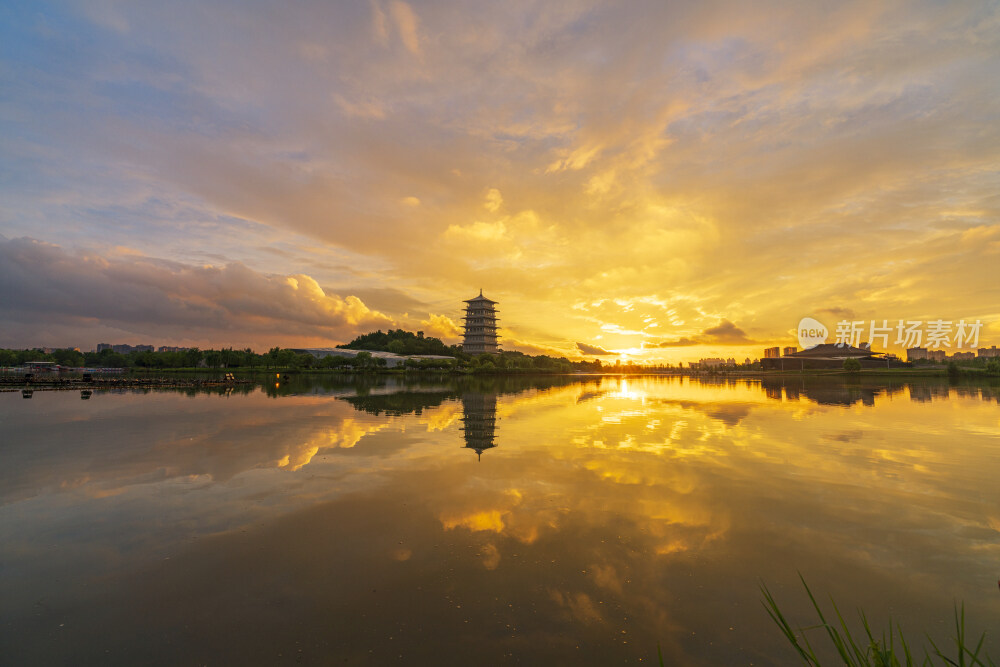 西安世博园长安塔日落火烧云