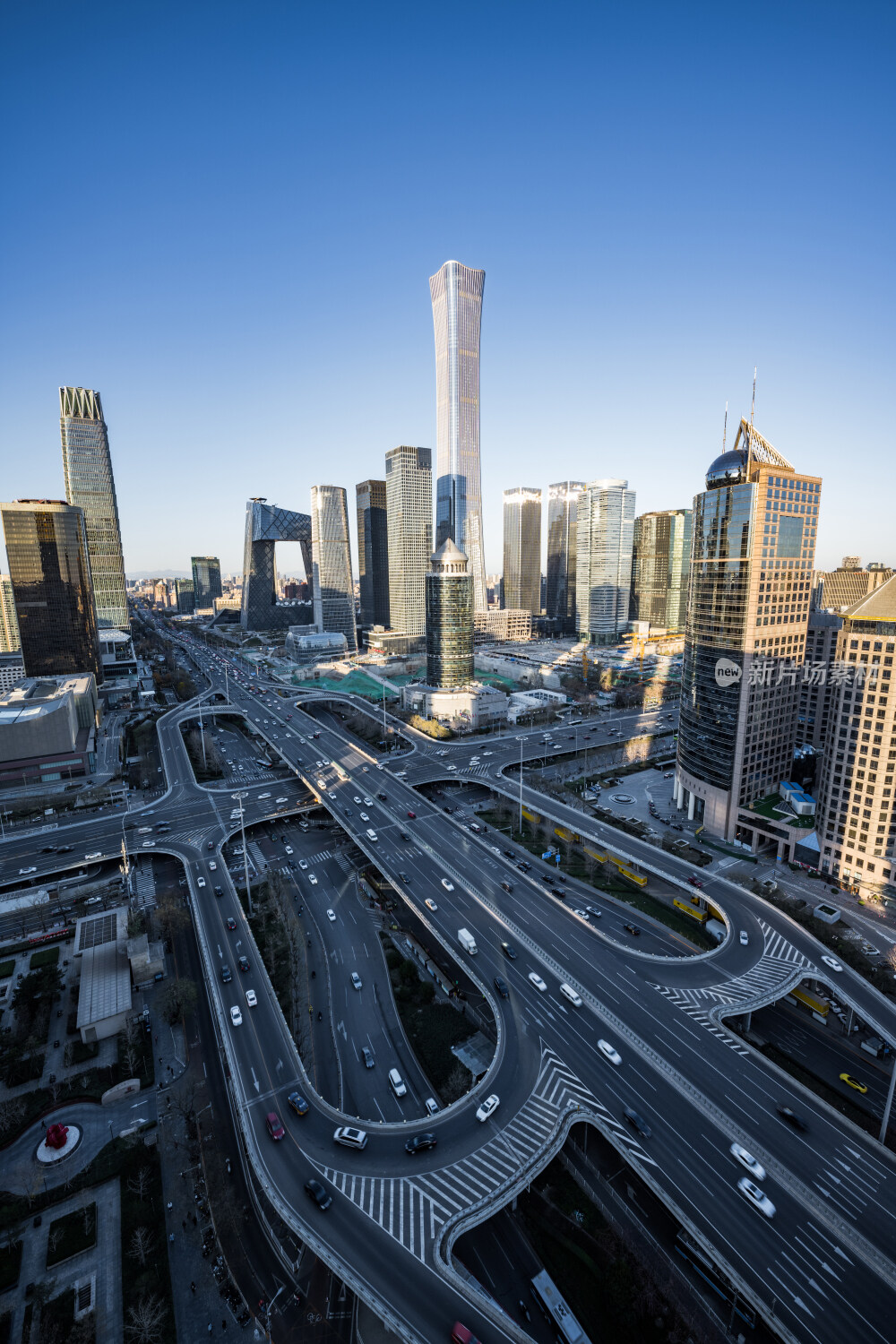 北京朝阳国贸桥商务区和车辆