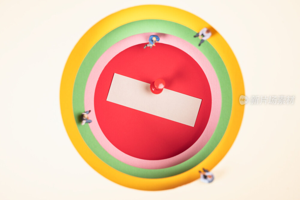 用卡纸叠成的一层一层彩色圆洞中钉着一张纸条