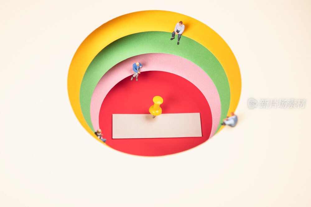 用卡纸叠成的一层一层彩色圆洞中钉着一张纸条