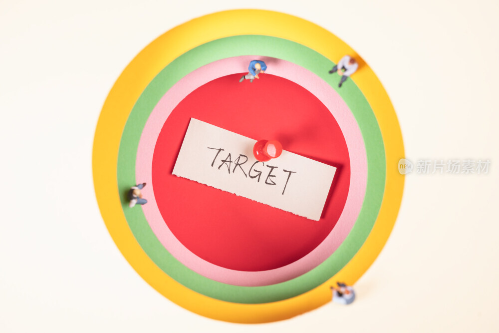 用卡纸叠成的一层一层彩色圆洞中钉着一张纸条