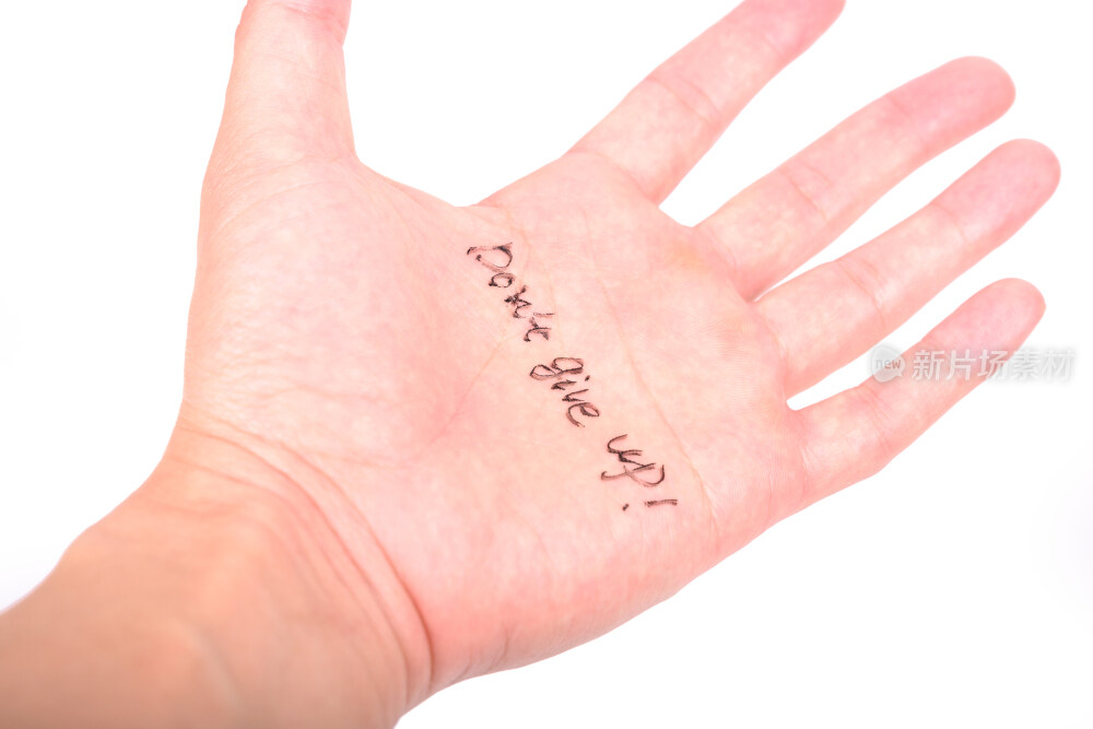 白色背景上一只掌心写上英文单词的手