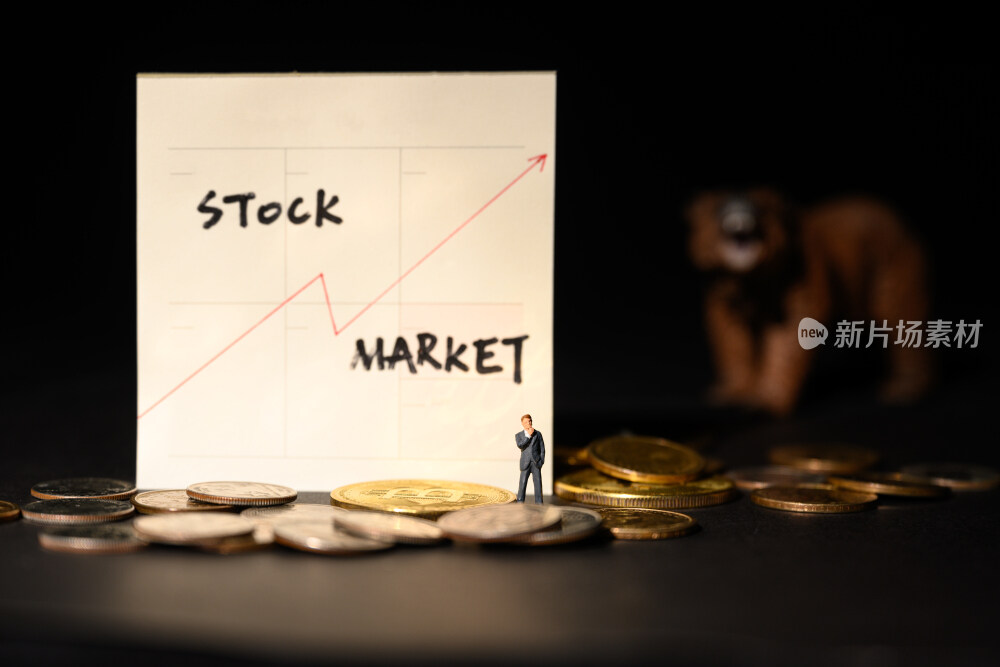 黑色背景上的金色比特币和股票指数图