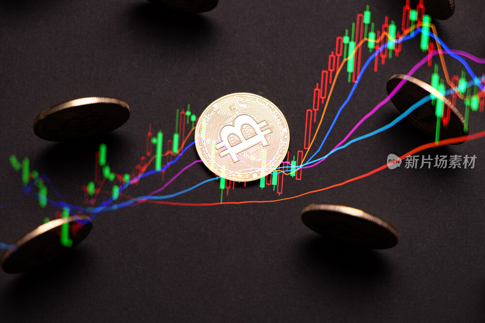 黑色背景上的金色比特币和股票指数图