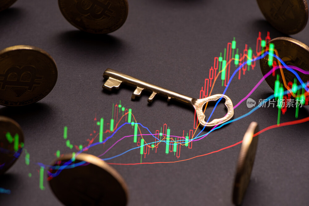黑色背景上的金色比特币和股票指数图