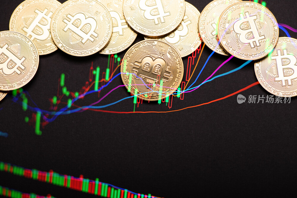 黑色背景上的金色比特币和股票指数图