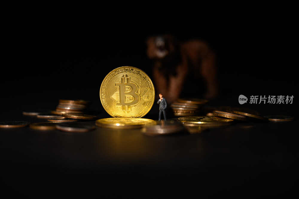 黑色背景上的比特币
