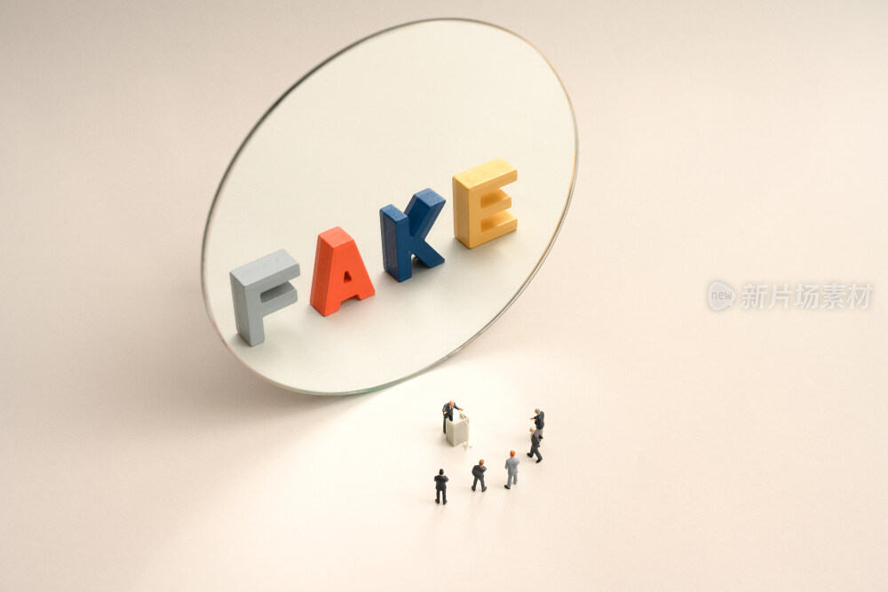 桌子上摆放的英文字母积木与镜子