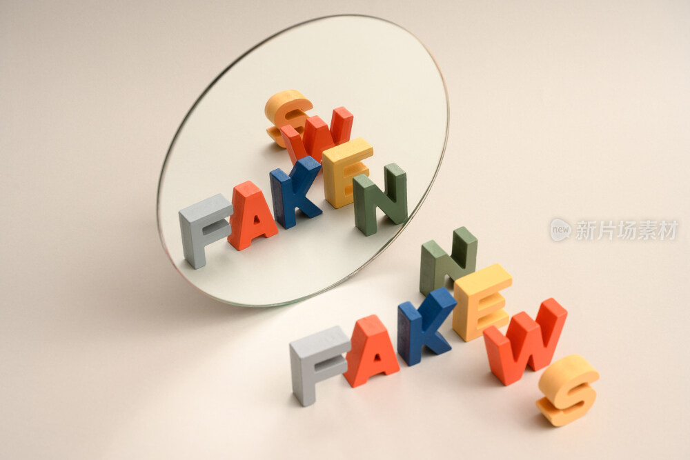 桌子上摆放的英文字母积木与镜子