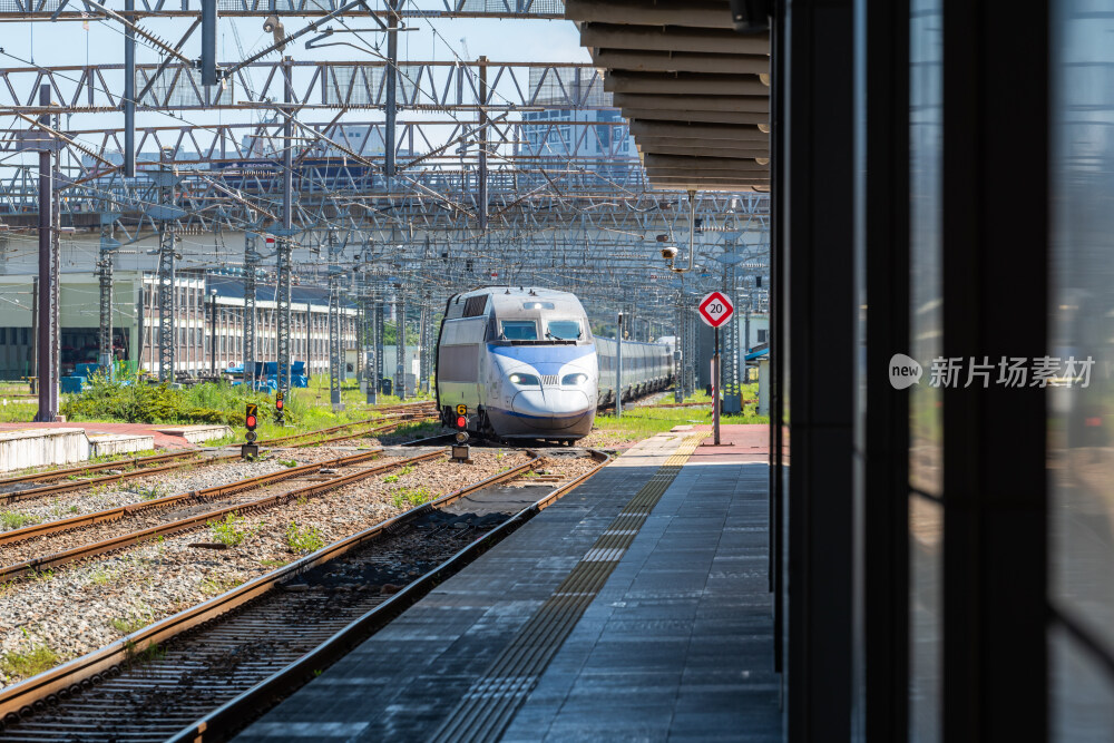 一列准备进展的韩国高铁列车