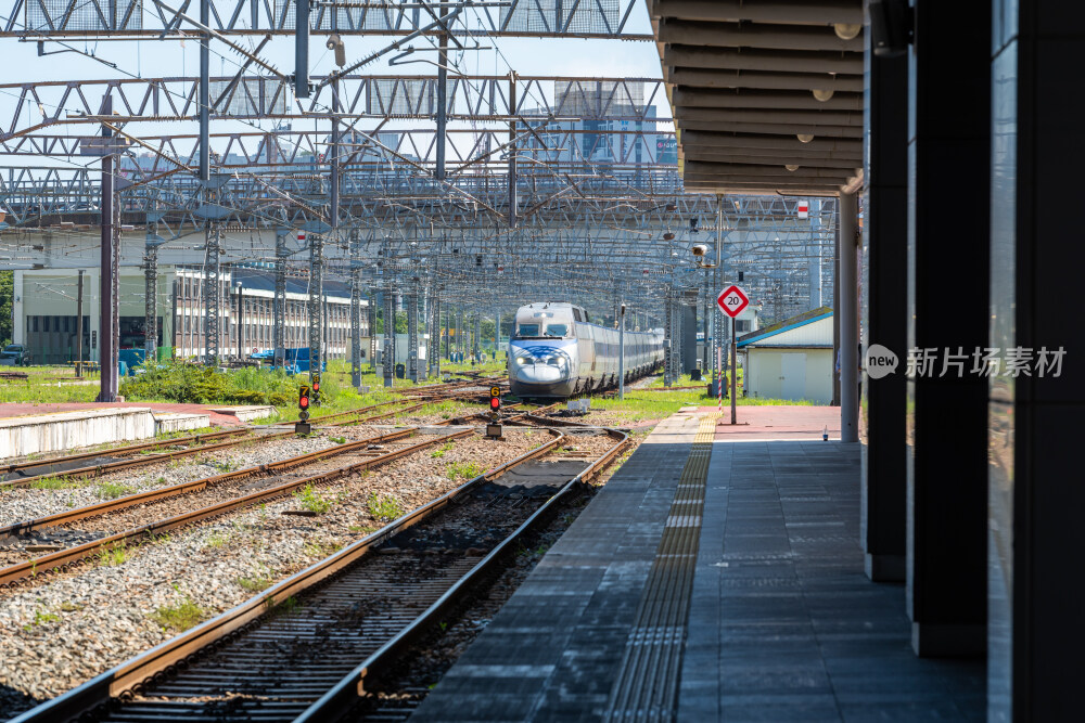 一列准备进展的韩国高铁列车