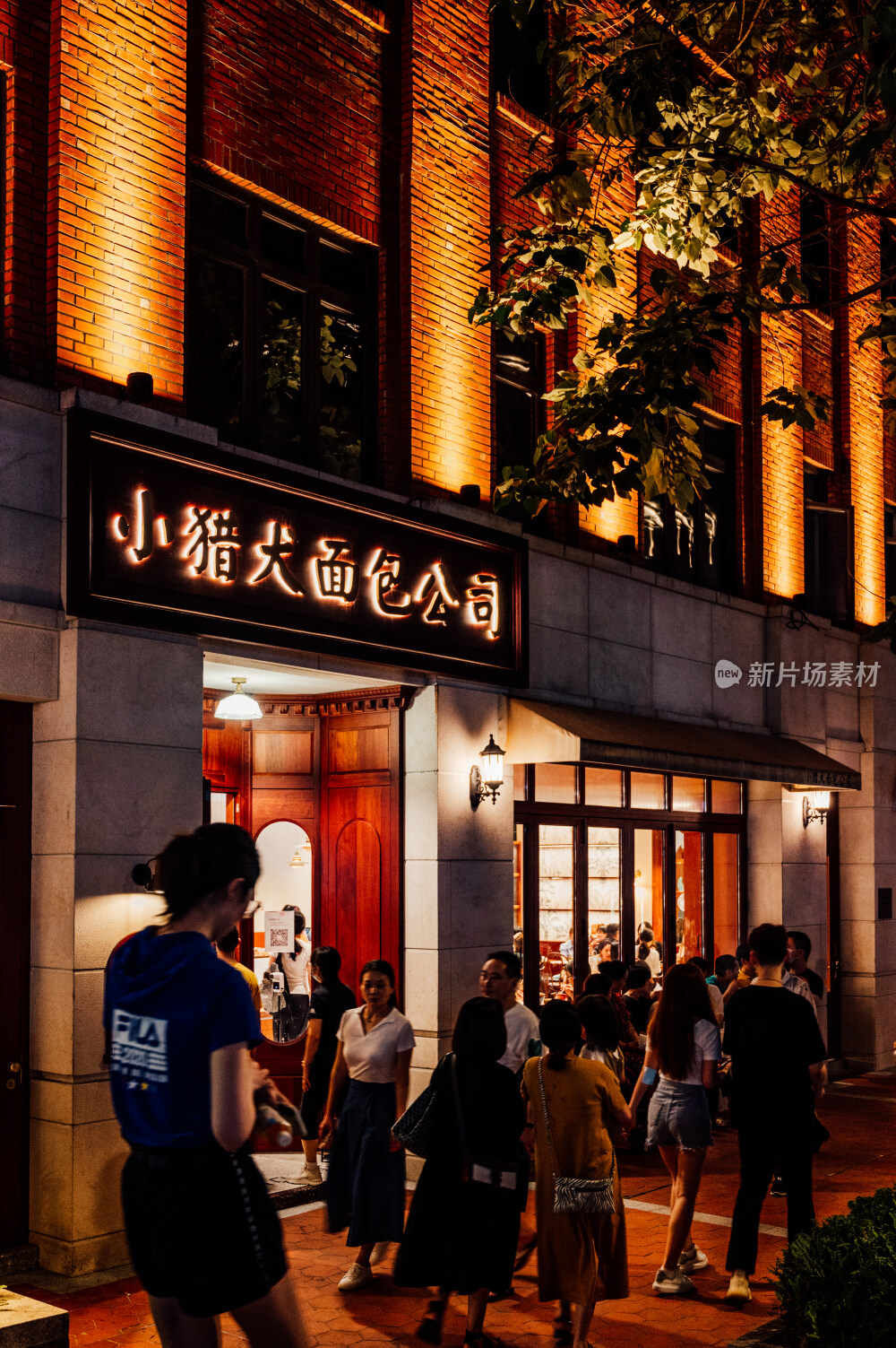 人潮涌动的路边