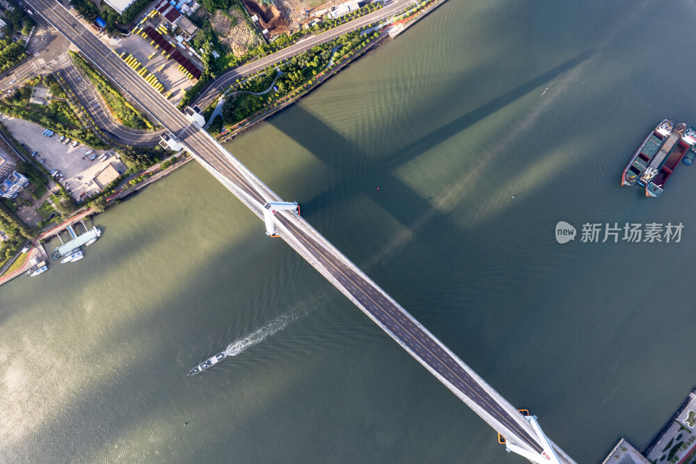 海口世纪大桥和船