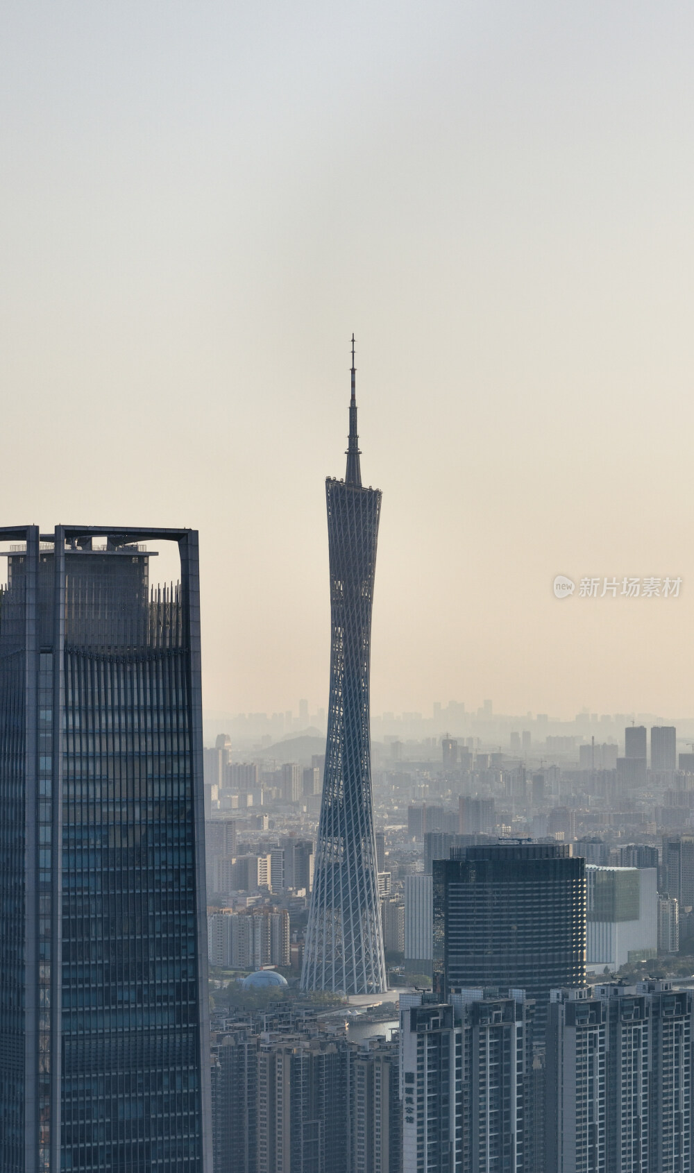 长焦航拍下的广州塔及高楼大厦