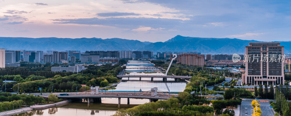 中国内蒙古呼和浩特马头琴桥黄昏风光