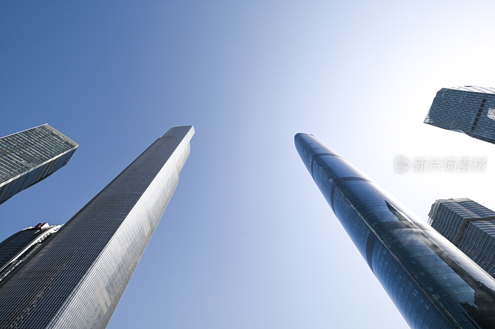 仰视拍摄城市高楼大厦