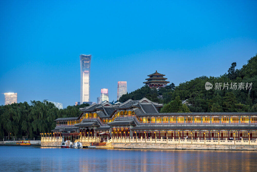 北京国贸与万春亭古建同窗