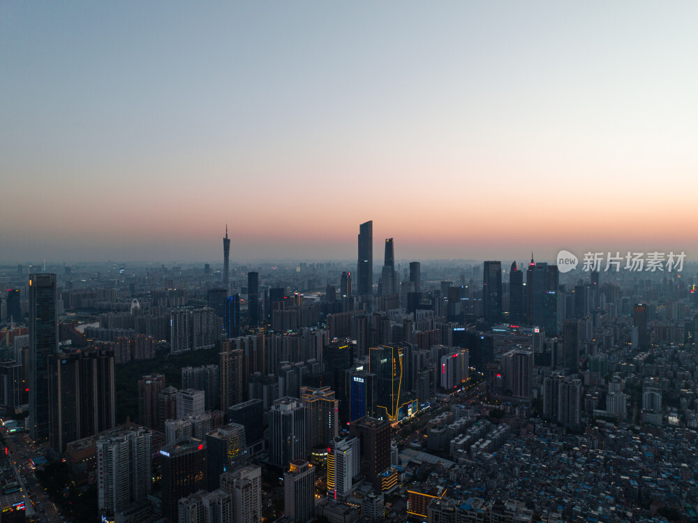 航拍日落黄昏下的广州天河cbd风光摄影