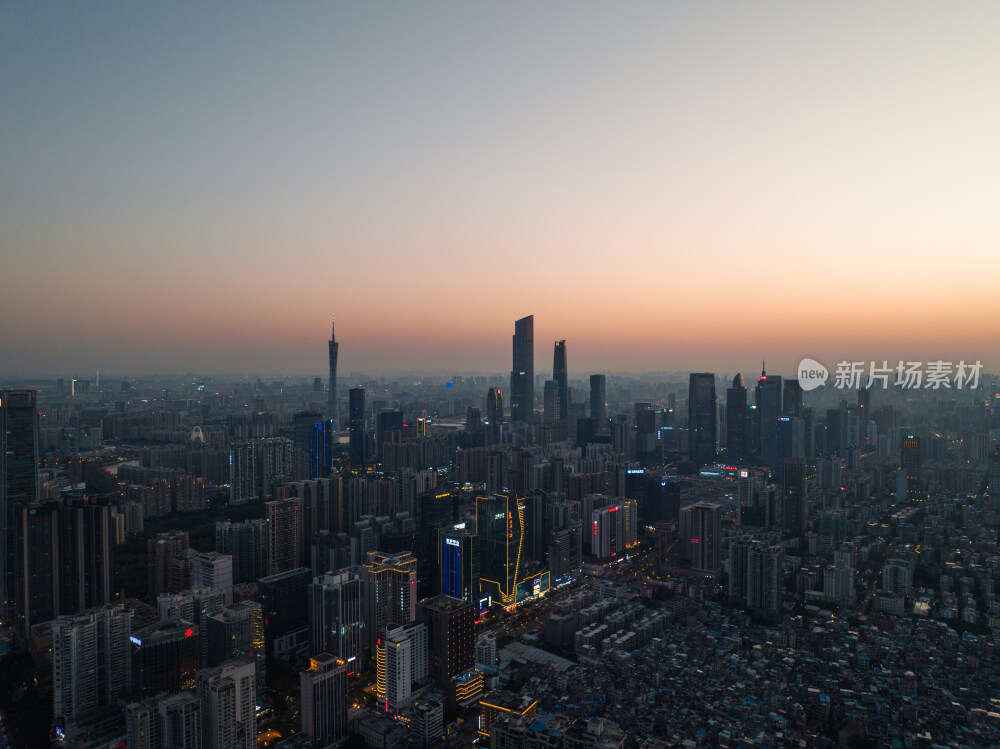 航拍日落下的广州天河CBD