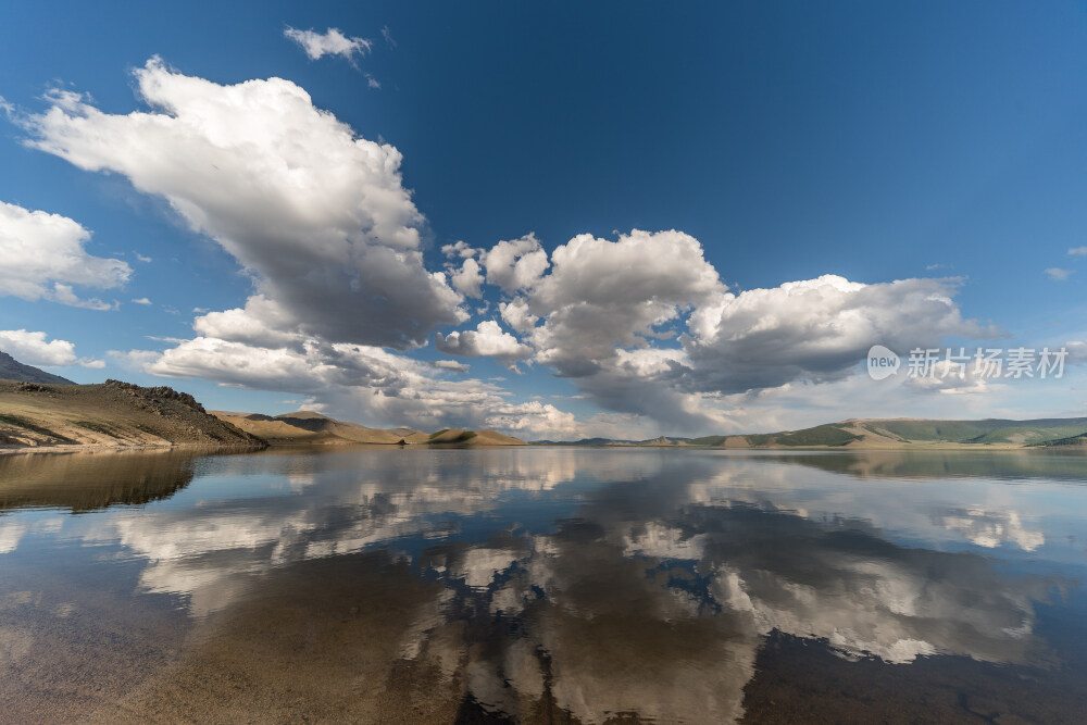 湖泊镜面倒影白云