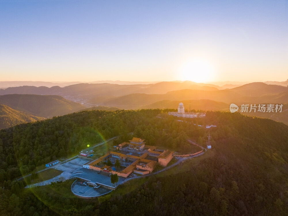 鸟瞰昆明市西山区棋盘山森林公园日落