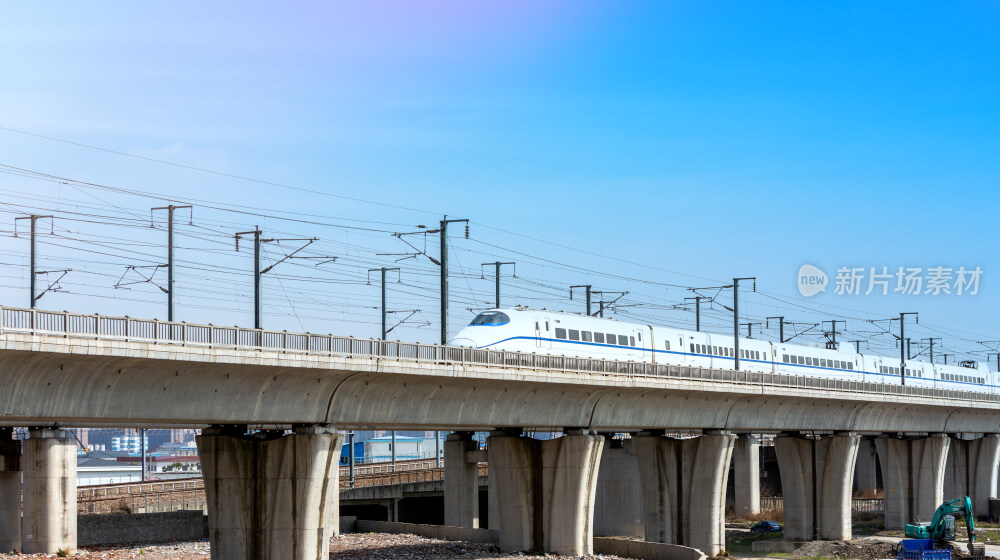 高速行驶的复兴号动车