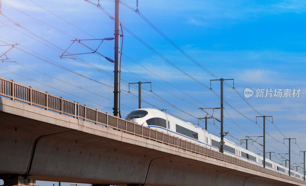 高速行驶的复兴号动车