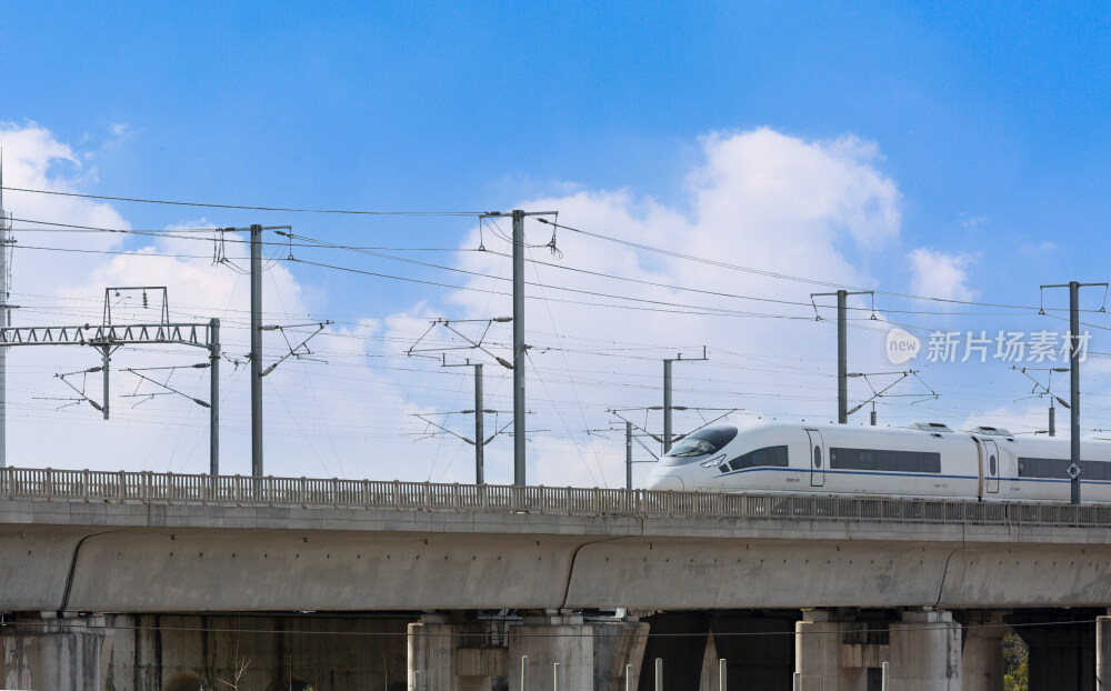 高速行驶的复兴号动车