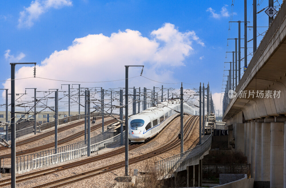 高速行驶的复兴号动车