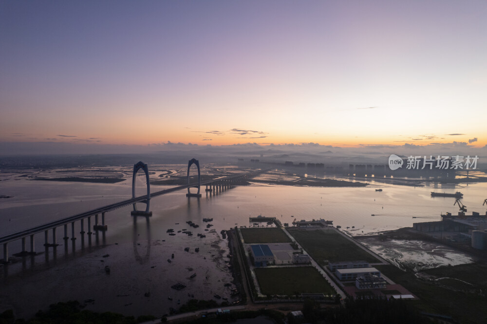航拍茂名水东湾大桥日出时刻