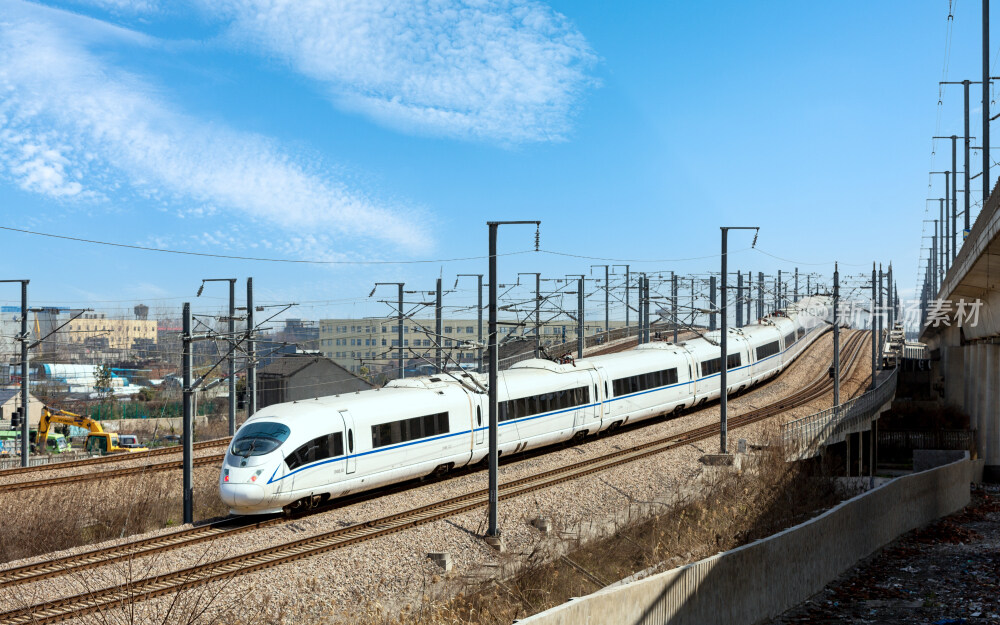 行驶中的高铁动车